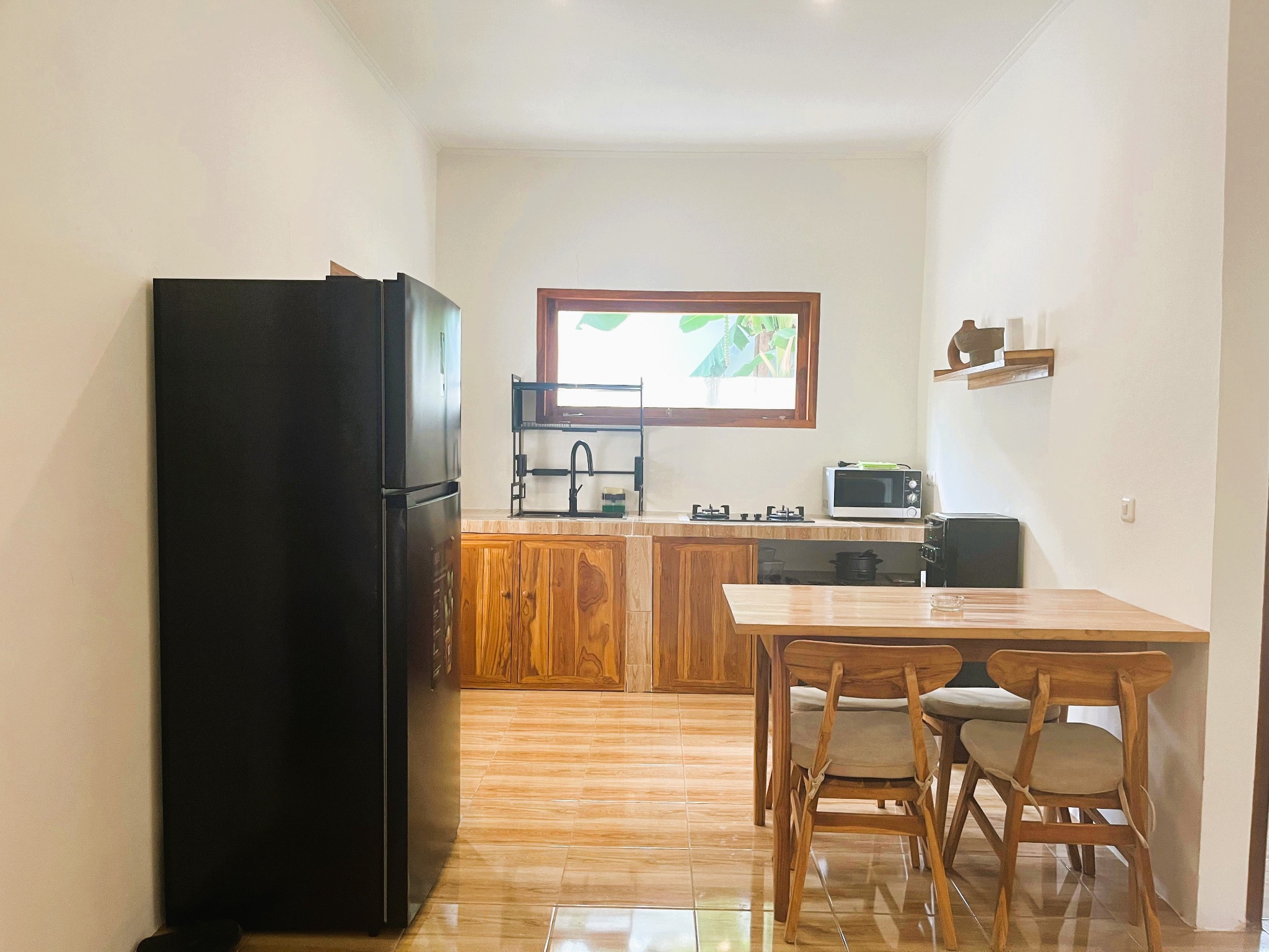 Complete kitchen and dining table